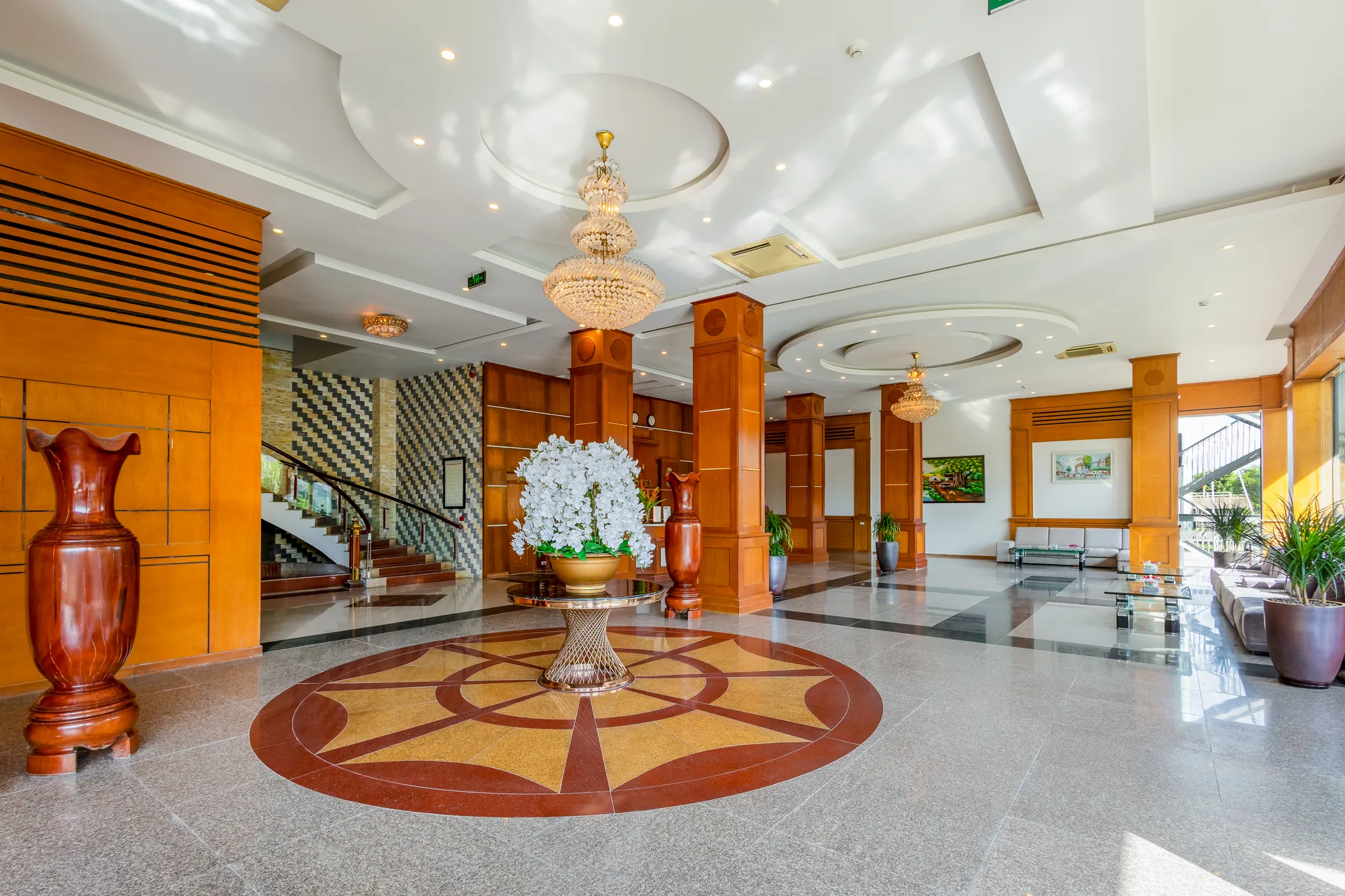Sảnh chính Central Phú Hưng Hotel với đèn chùm pha lê