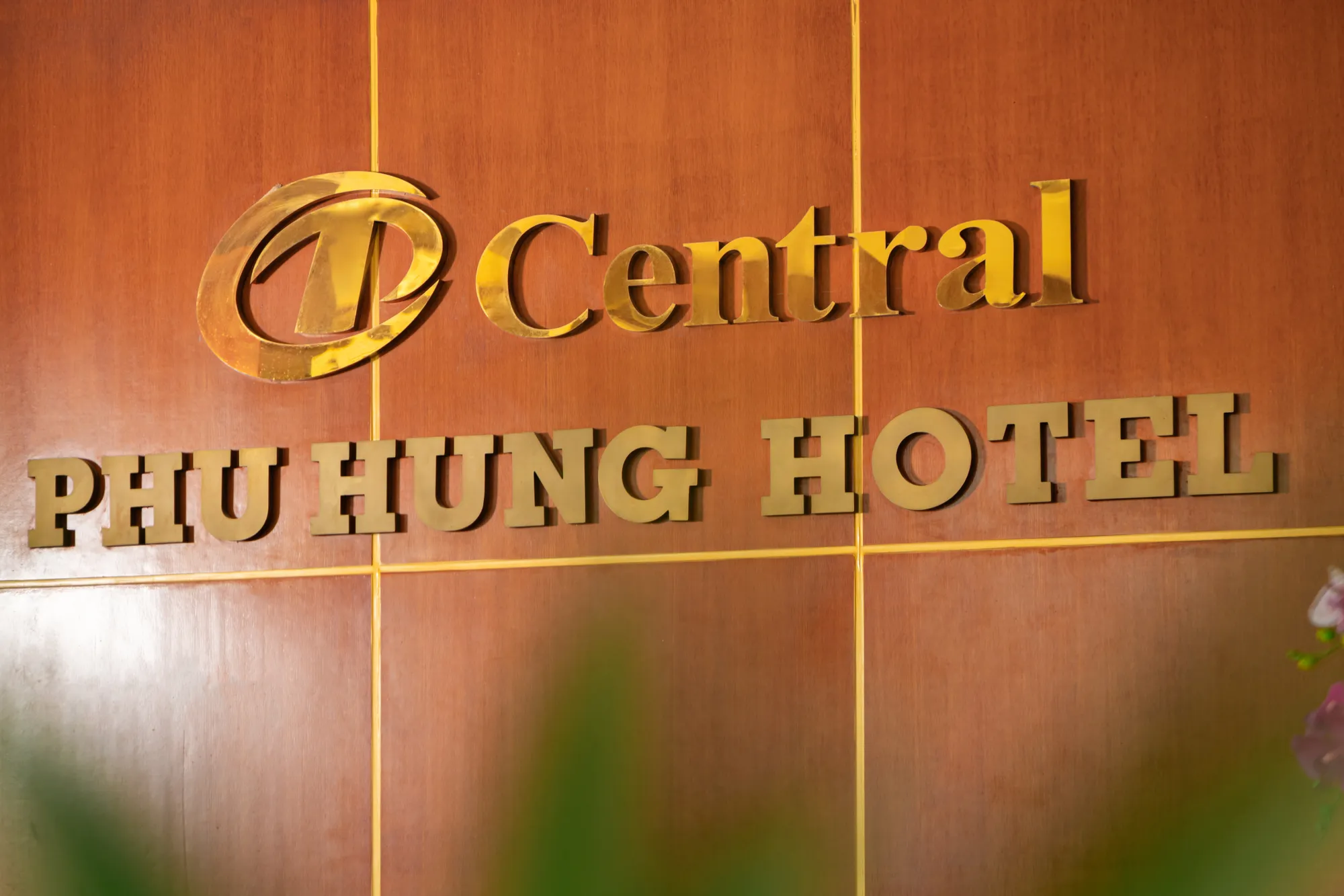 Logo Central Phú Hưng Hotel tại sảnh