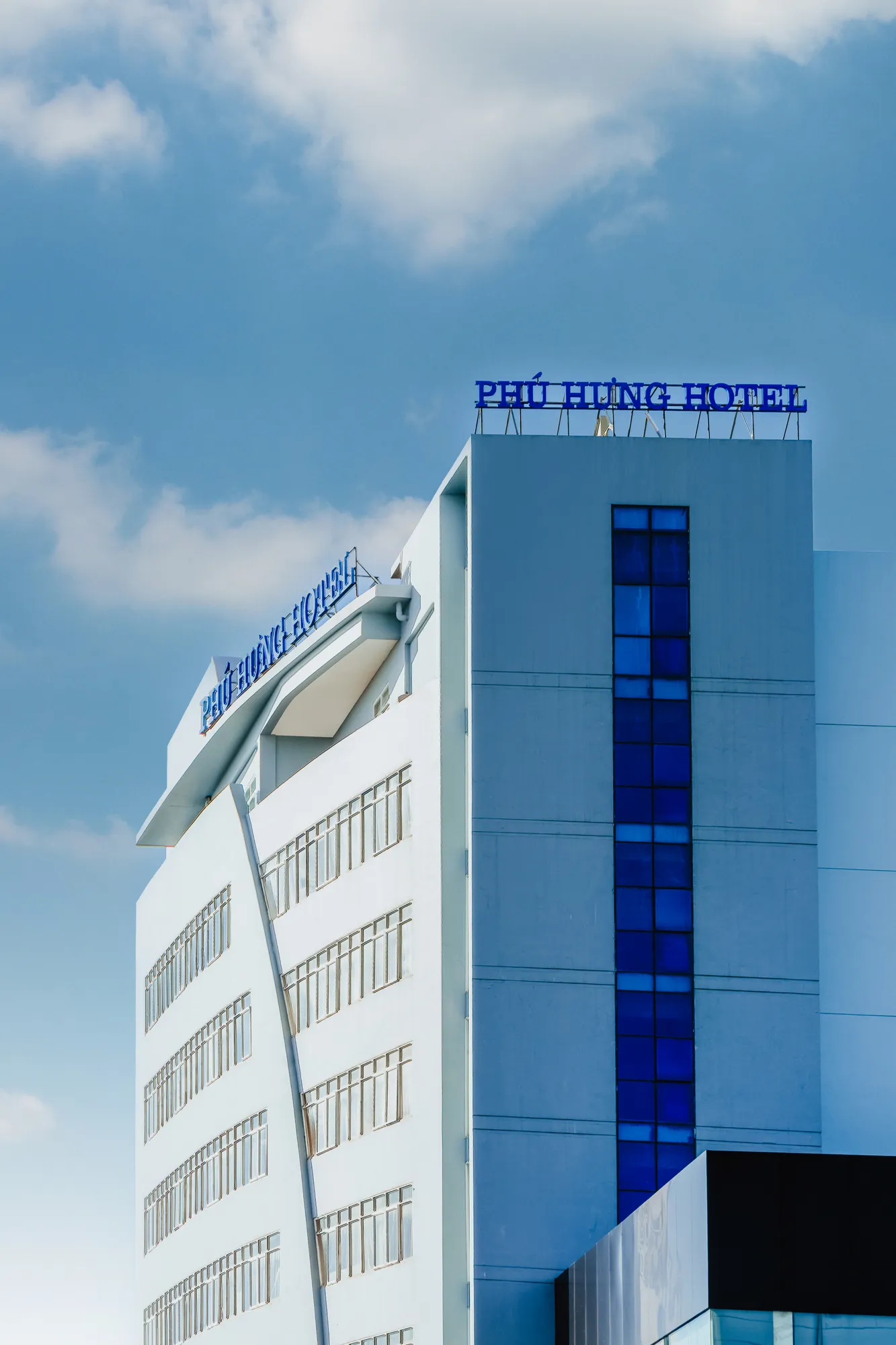 Biển hiệu Phú Hưng Hotel trên nóc toà nhà