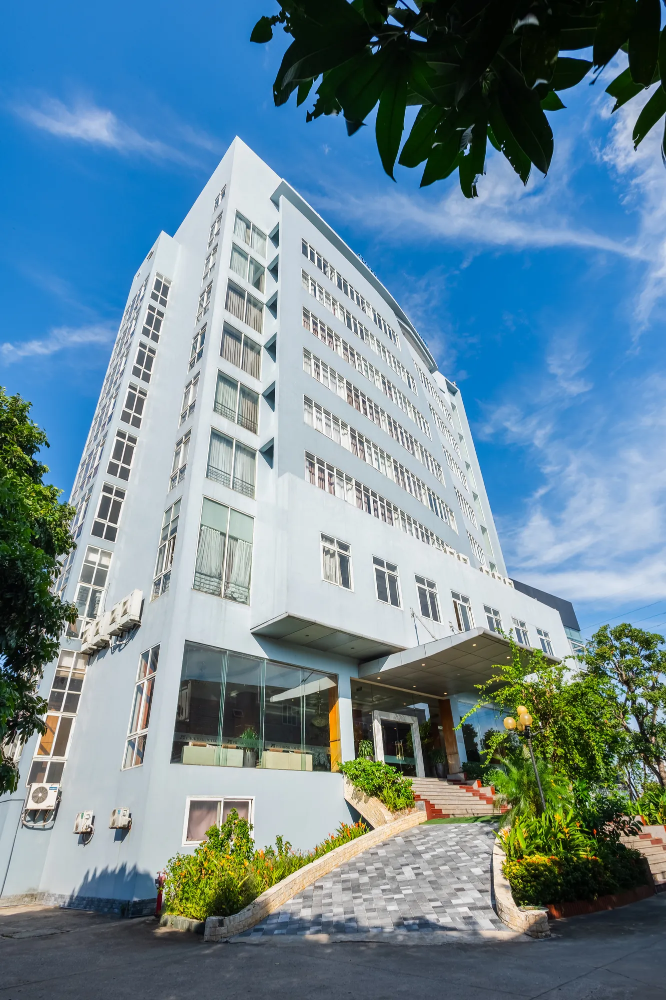 Toà nhà 10 tầng Central Phú Hưng nhìn từ lối vào