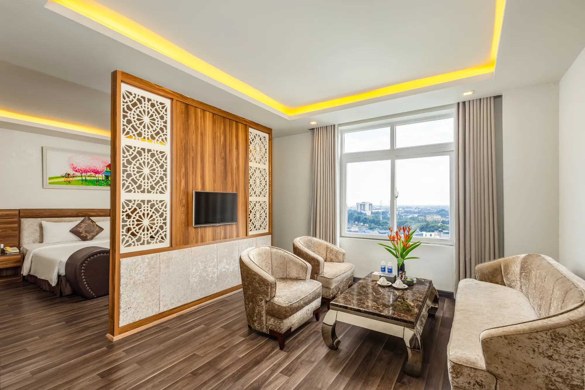 VIP Suite với phòng khách riêng tại Central Phú Hưng